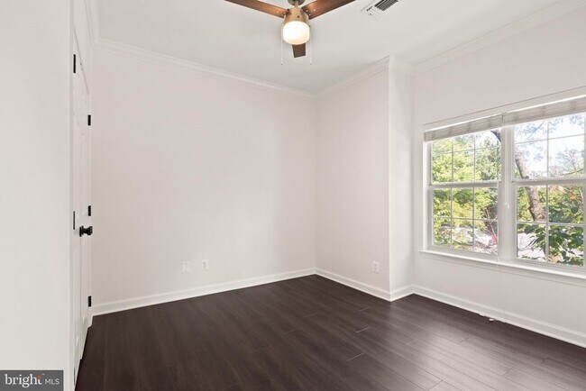 Building Photo - 1704 Lake Shore Crest Dr