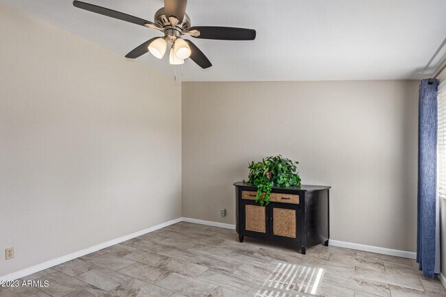 Building Photo - 10612 W Oakmont Dr