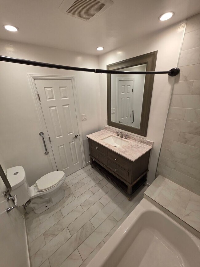 Building Photo - MOVE IN SPECIAL!!! $2,397 FOR FIRST THREE ...