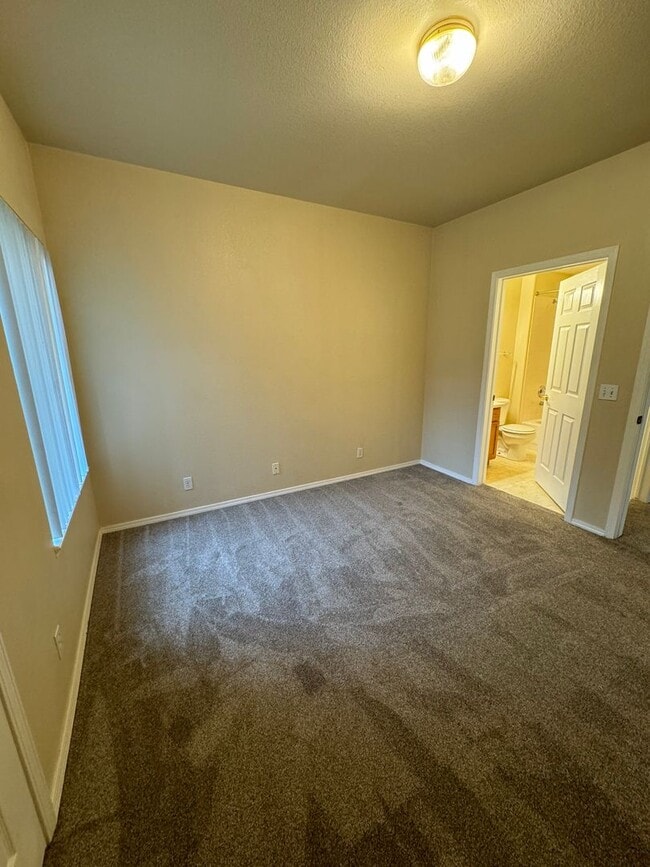 Building Photo - Gated West Side 2 bedroom/2 bath condo