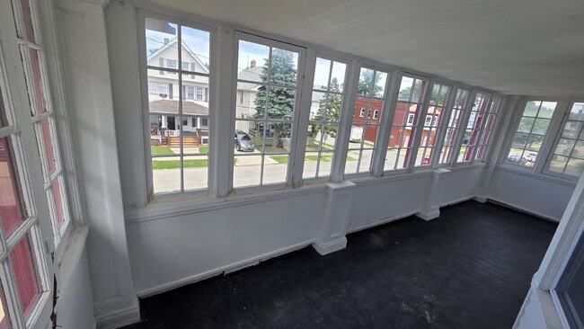 Building Photo - Bright & Airy 2-Bedroom Upper Unit
