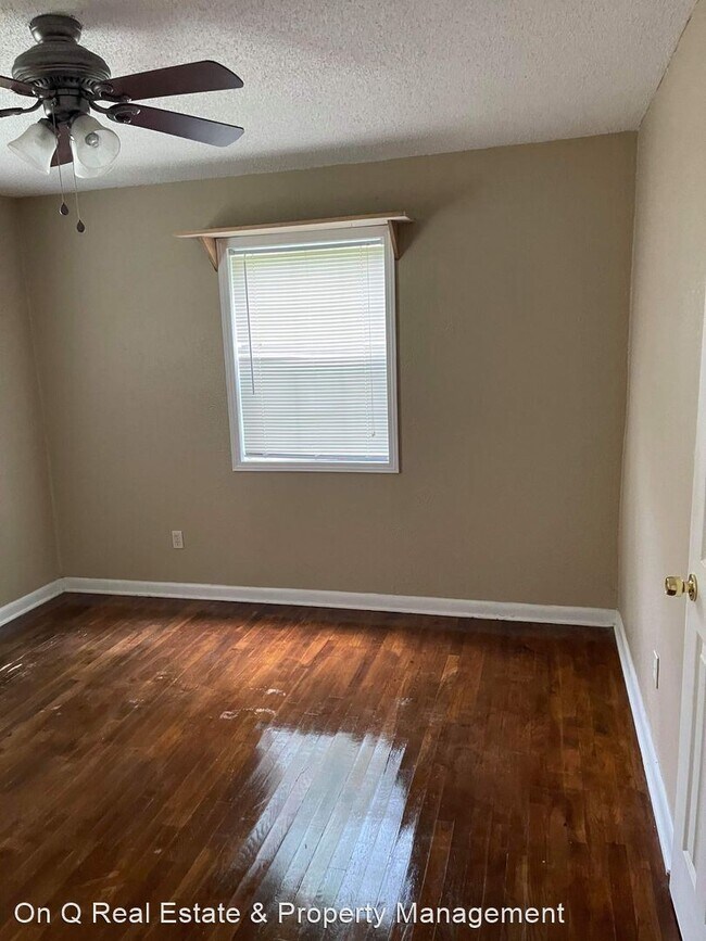 Building Photo - 3 br, 1 bath House - 104 E. Lawson Road