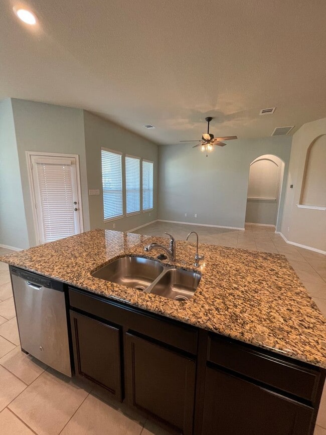 Building Photo - 4/2 in  a gated community in JOHNSON RANCH NORTH