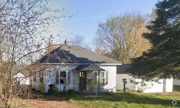 Building Photo - 317 E 10th St S