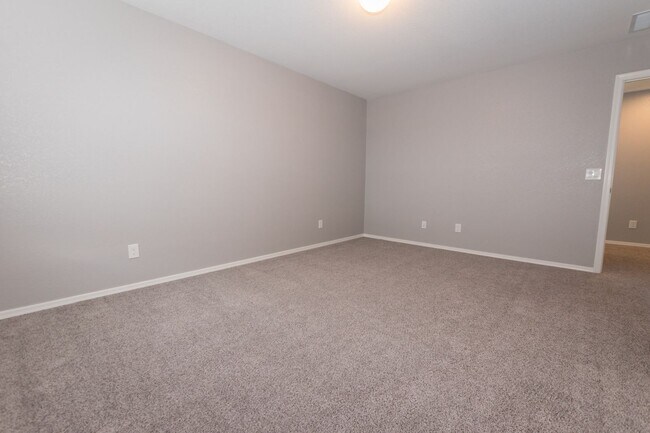 Building Photo - Beautiful 2-Story Home, 5 Bedroom, 3 Full ...