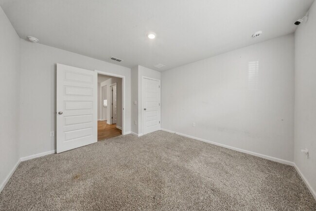 Building Photo - Huge 4 bedroom 2 bathroom home in Southwood