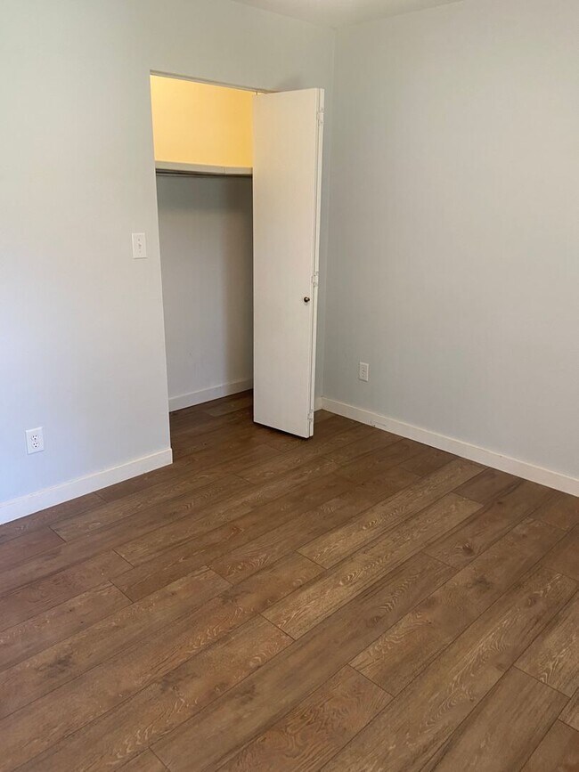 Building Photo - Brick single family