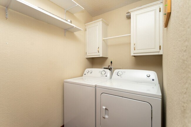 Building Photo - Charming Home on a Spacious Lot with No HOA!