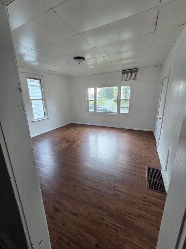 Building Photo - 1100.00 3 Bed 1 Bath