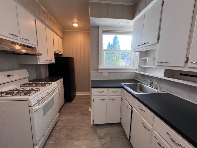 Building Photo - One Bedroom - Walking Distance to Marth's Vineyard!