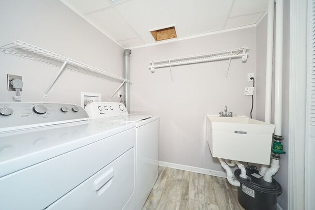 Building Photo - Spacious 3 Bedroom with Finished Basement ...