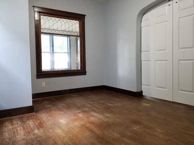 Building Photo - 1118 W 8th St