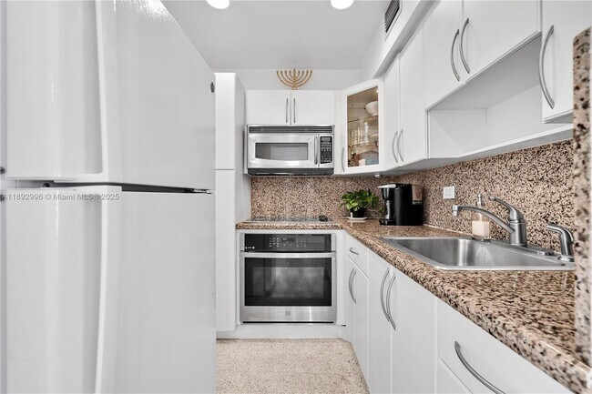 Building Photo - 9700 E Bay Harbor Dr