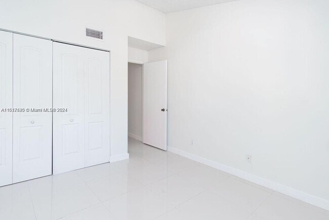 Building Photo - 640 S Park Rd