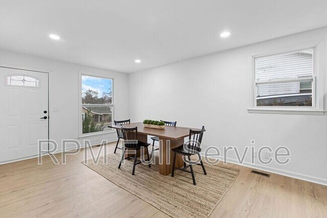 Building Photo - 1025 42nd Ave N