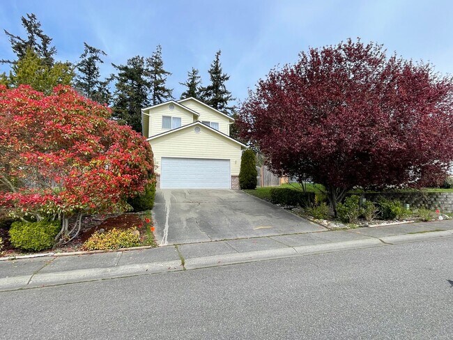 Building Photo - Beautiful 3 Bedroom Home, Pet Friendly!