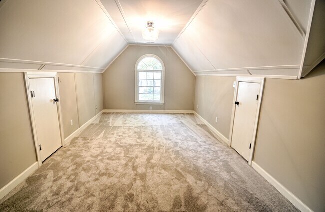 Building Photo - Delightful in Downing Creek