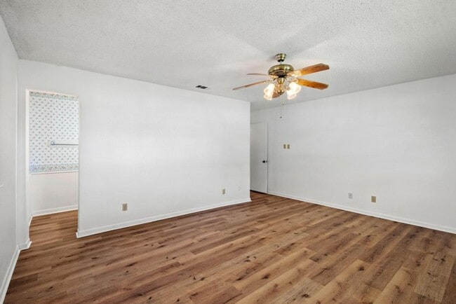 Building Photo - Charming 3-Bedroom Home with Garden Oasis