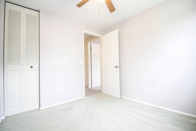 Building Photo - 437 S Haven Rd