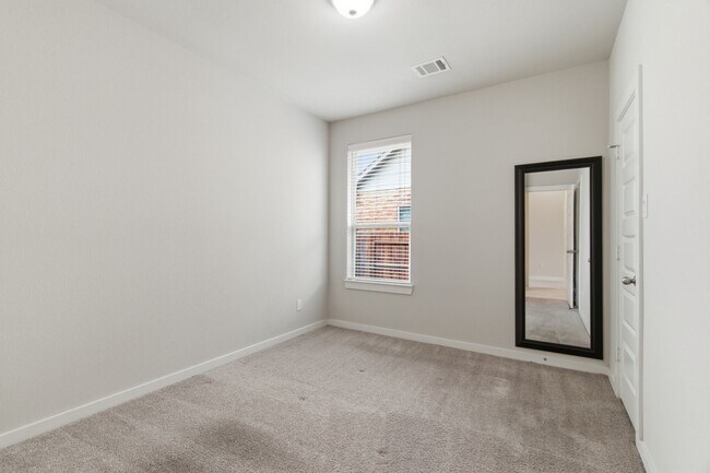 Building Photo - 22515 Bassett Hollow Ln