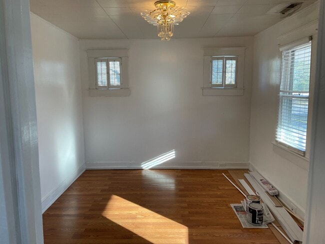 Building Photo - Charming older home close to downtown!
