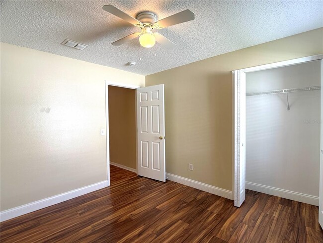 Building Photo - 526 Pine Cone Dr