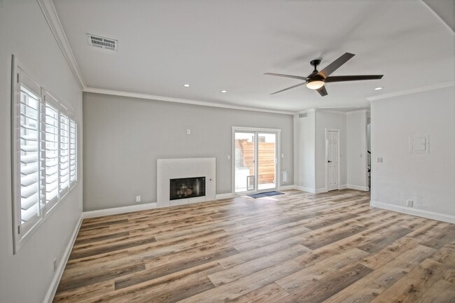 Building Photo - Beautifully Remodeled, Detached Front Town...