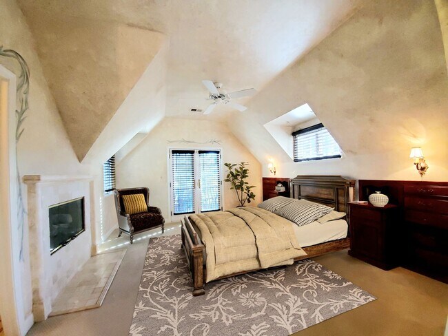Building Photo - Elegant Woodside Tudor Home