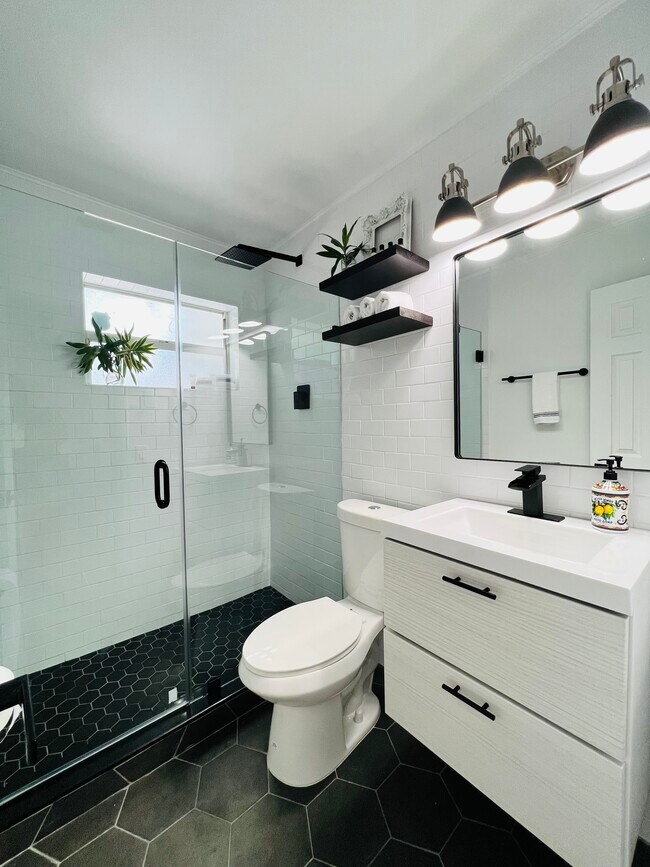 Primary Bathroom - 920 NE 34th Ct