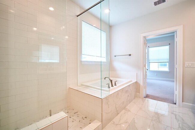Building Photo - 2802 Grand Fountains Dr