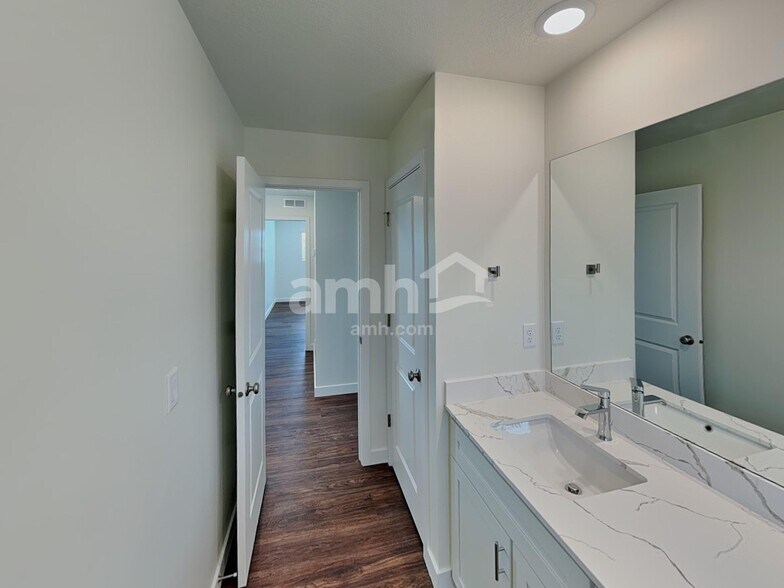 Building Photo - 1272 W Mahogany St