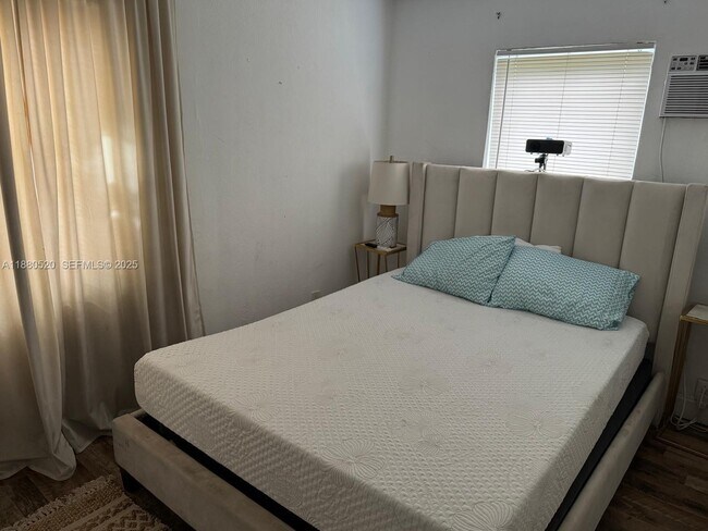 Building Photo - 1101 NE 14th Ave