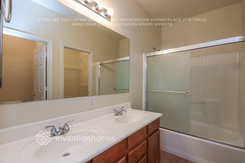 Building Photo - 2593 E Riviera Dr