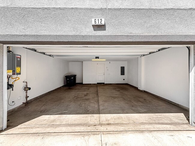 Building Photo - Stunning Escondido 3BR/3.5BA Home Availabl...