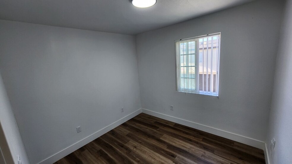 Building Photo - 988 El Camino Dr