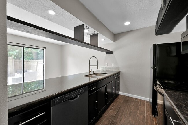 Building Photo - 12311 Glenview Dr