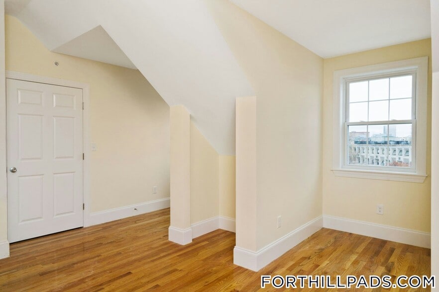 Building Photo - 128 Roxbury St