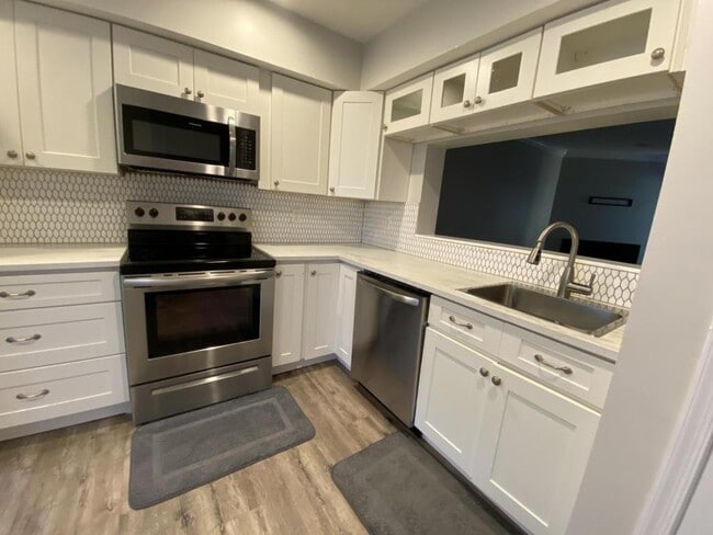 Building Photo - 1018 Dartmouth Glen Way