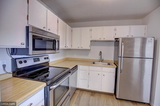 Building Photo - Spacious 2 bedroom, 1 Bath Condo in the Co...