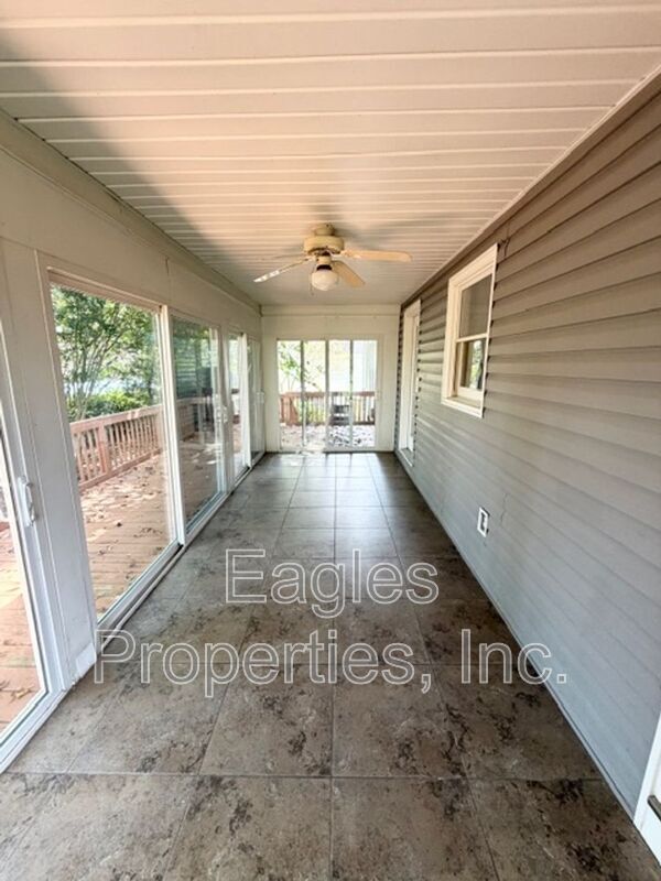 Building Photo - 100 Lakeshore Ct