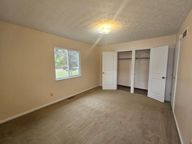Building Photo - Ravenna 2 Bedroom 1 Bath Duplex
