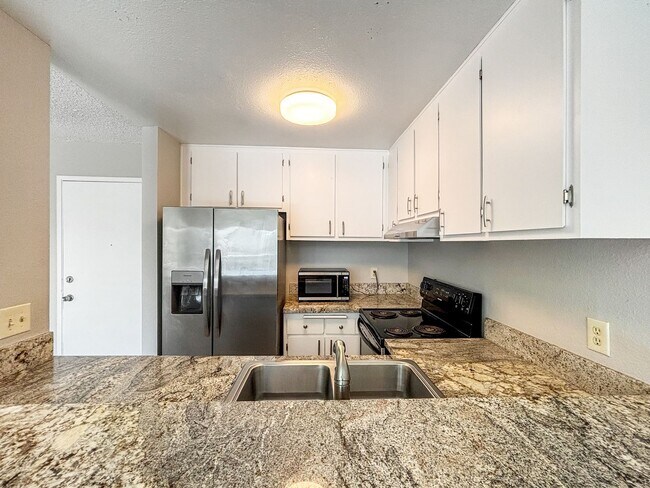 Building Photo - Spacious 1BD/1BA Condo in the Bay Ho Commu...