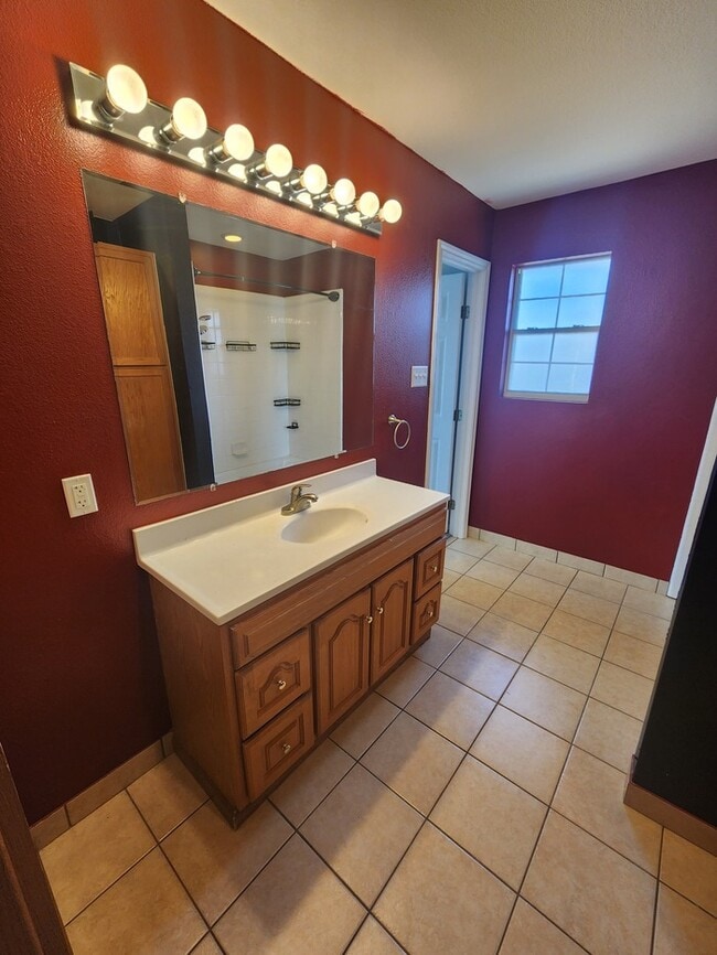 Building Photo - 3 bed 2 bath home, 1 car garage