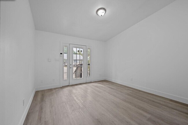 Building Photo - 2205 Magnolia Cir