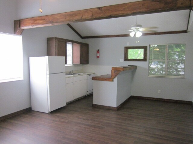 Building Photo - 1210 N Oak St