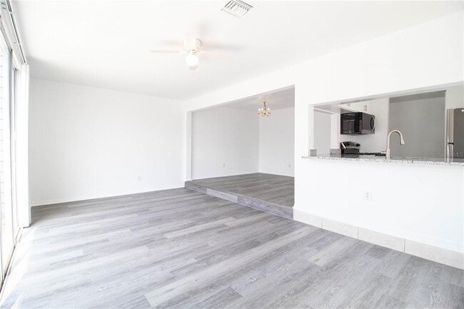 Building Photo - 235 Mango Dr