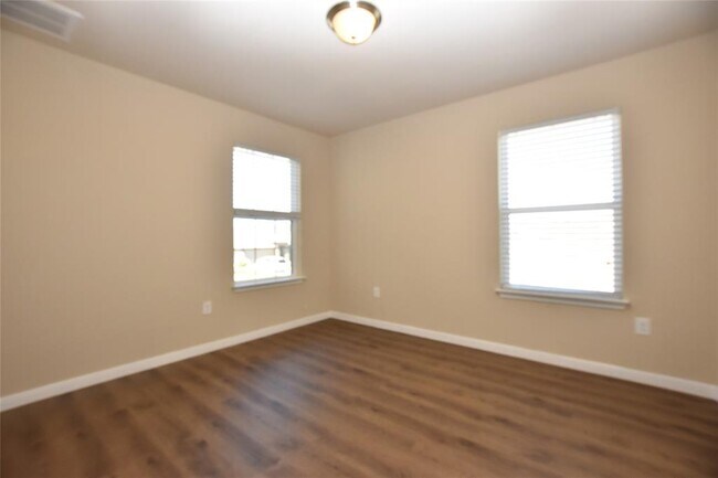 Building Photo - 5725 Roderick Dr