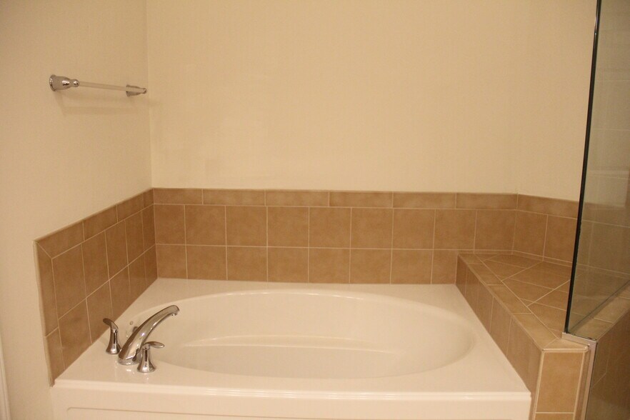 Master bathroom bathtub - 115 Deacon Shattuck Way