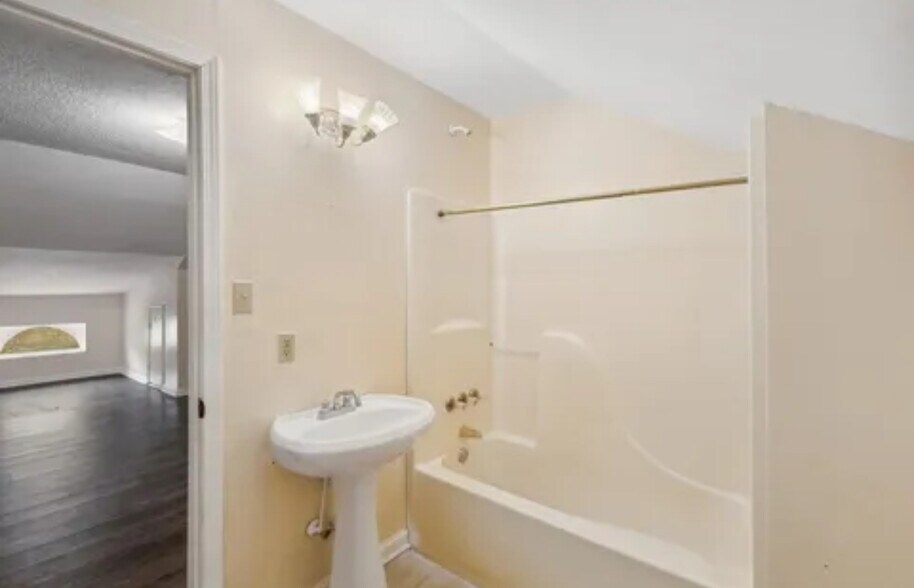 Up stair bath room - 8457 E Kerrville Rosemark Rd