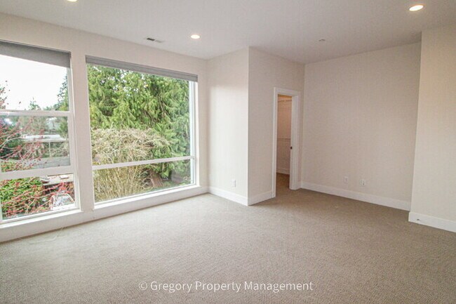 Building Photo - Newer Luxury 4 Bed 3 Bath 2 Car Garage Townhouse in Desirable Downtown Bothell Location. Walk to ...